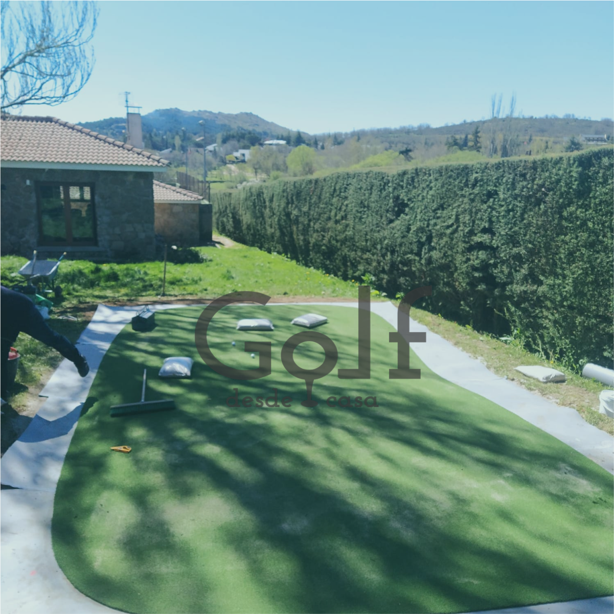 Putting green en Navacerrada, Madrid, campo de golf personalizado en jardín para práctica y ocio.